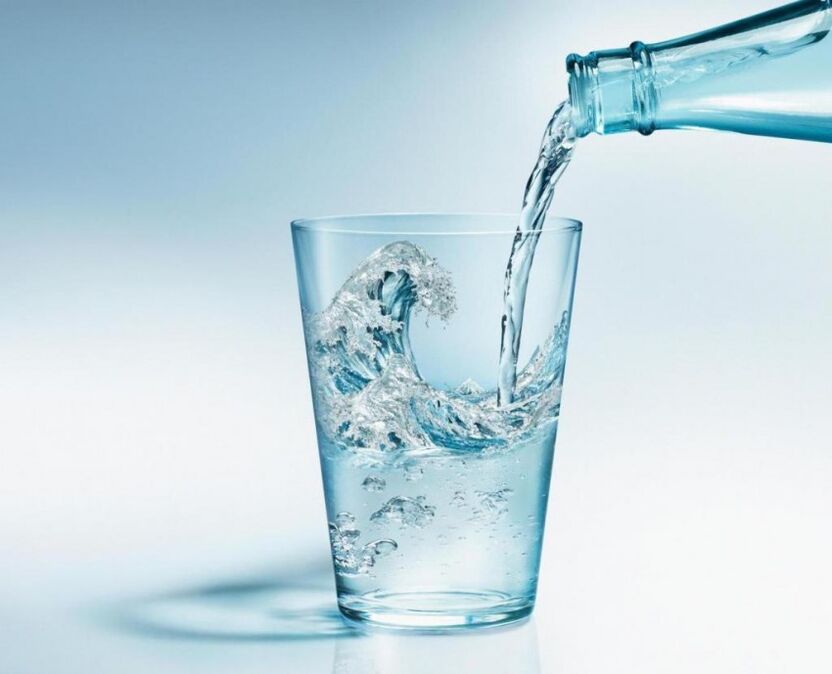 Trong quá trình ăn kiêng uống rượu bạn cần uống nhiều nước sạch
