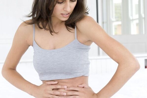 Đau vùng bụng là một trong những dấu hiệu đầu tiên của viêm tụy. 
