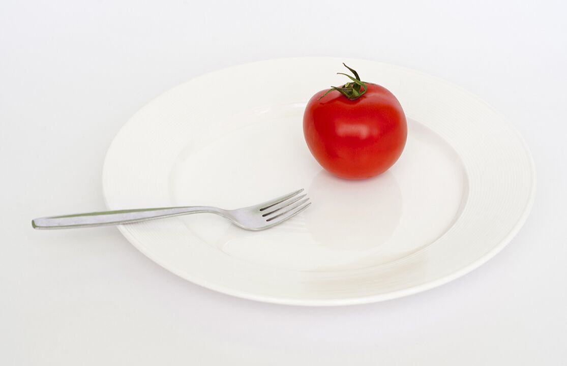 cà chua với một cái nĩa trên đĩa